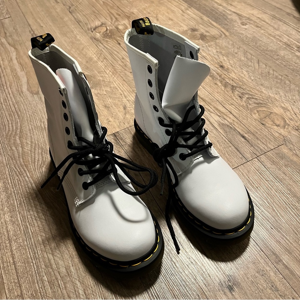 NEW Dr. Martens 1460 Smooth Leather Boot White 7 - Picture 10 of 11